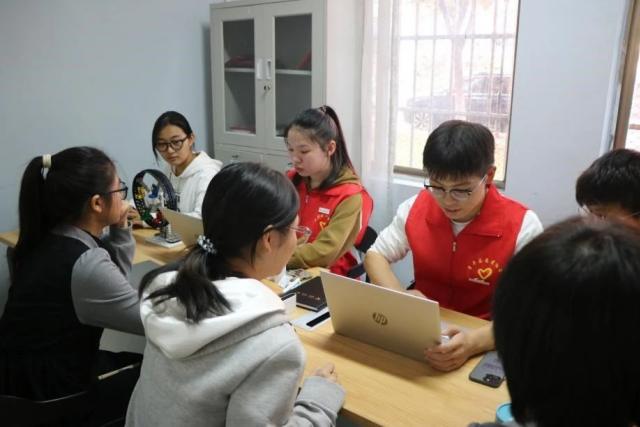 义务维修进校园，计算机技术交流；青春向党暖师生